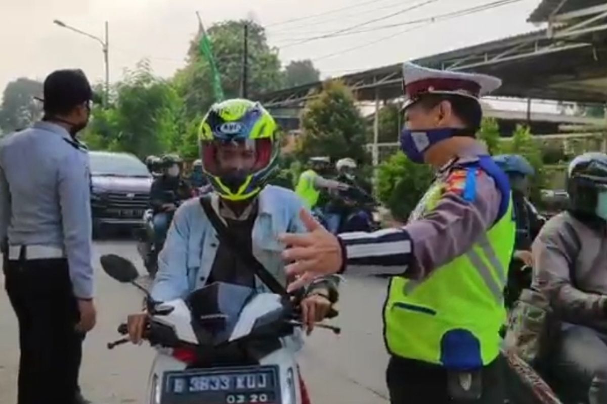 Pengawasan arus lalu lintas penerapan PSBB DKI Jakarta di Jalan Raya Kalimalang, Jakarta Timur, Senin (13/4/2020).