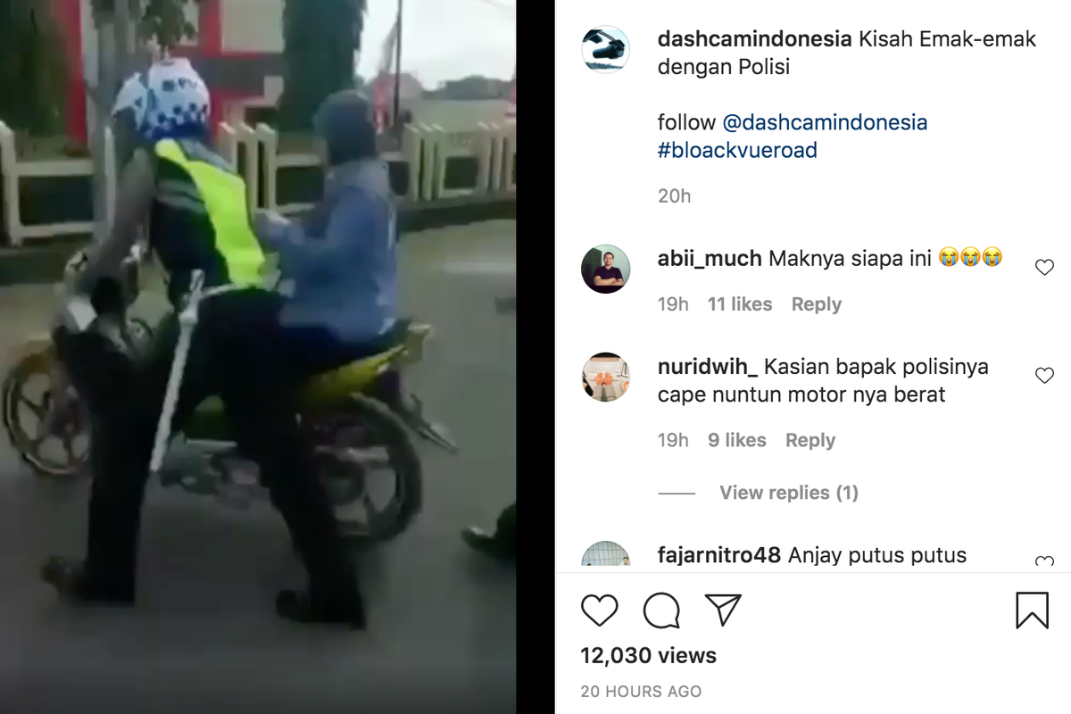 Emak-emak di dorong polisi beserta motornya lantaran tak terima di tilang