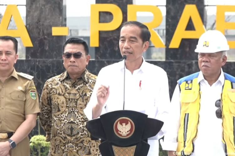 Presiden Joko Widodo meresmikan jalan tol Indralaya-Prabumulih dan jalan layang (fly over) Patih Galung Kota Prabumulih di Provinsi Sumatera Selatan (Sumsel) pada Kamis (26/10/2023). 