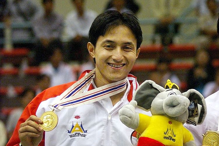 Ricky Subagdja. Gambar diambail pada 17 Desember 1998, setelah dia memenangi medali emas Asian Games XIII di Thailand, di cabang bulu tangkis nomor ganda putra berpasangan dengan Rexy Mainaky. Mereka juga meraih medali emas di nomor yang sama di Olimpiade Atlanta 1996. 