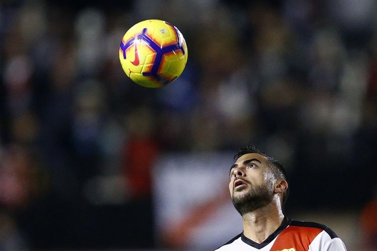 Jordi Amat menatap bola selama pertandingan sepak bola liga Spanyol antara Rayo Vallecano de Madrid dan FC Barcelona di stadion Vallecas di Madrid pada 3 November 2018. Sekarang, Jordi Amat berstatus pemain Johor Darul Takzim (Malaysia). Dia baru mencatatkan debutnya bersama JDT pada laga kontra Urawa Red Diamonds di ajang Liga Champions Asia 2022, Jumat (19/8/2022) malam WIB di Stadion Saitama, Jepang.