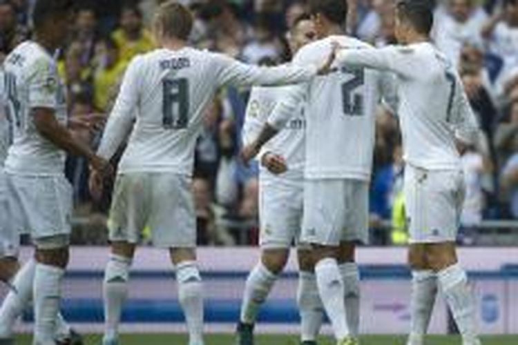 Para pemain Real Madrid merayakan gol ke gawang Las Palmas pada lanjutan Primera Division La Liga di Stadion Santiago Bernabeu, Sabtu (31/10/2015).