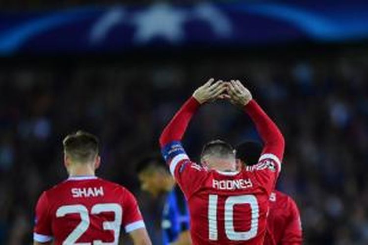 Luke Shaw dan Wayne Rooney saat Manchester United menang 4-0 atas Club Brugge, Rabu (26/8/2015). 