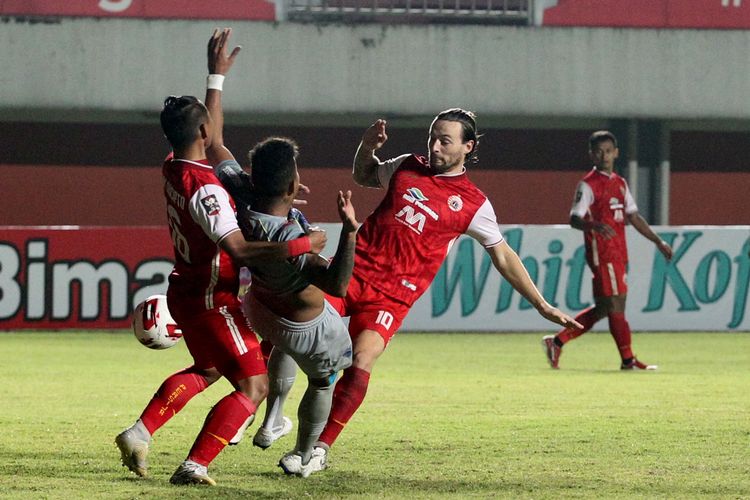 Pemain naturalissi Persija Jakarta, Marc Klok duel dengan Persib Bandung saat final Piala Menpora 2021 leg pertama yang berakhir dengan skor 2-0 di Stadion Maguwoharjo Sleman, Kamis (22/04/2021) malam. 