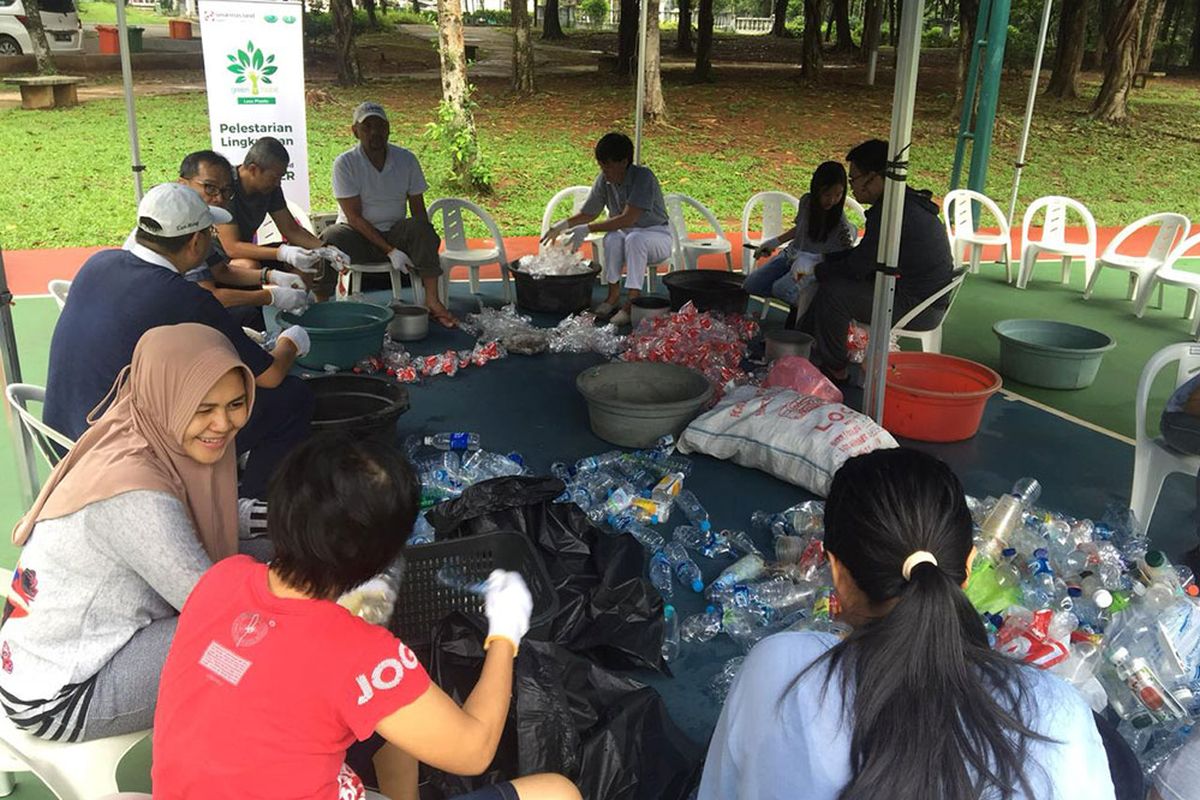 Kesibukan warga warga klaster Victoria River Park dan Greencove, BSD City, Tangerang Selatan memilah sampah