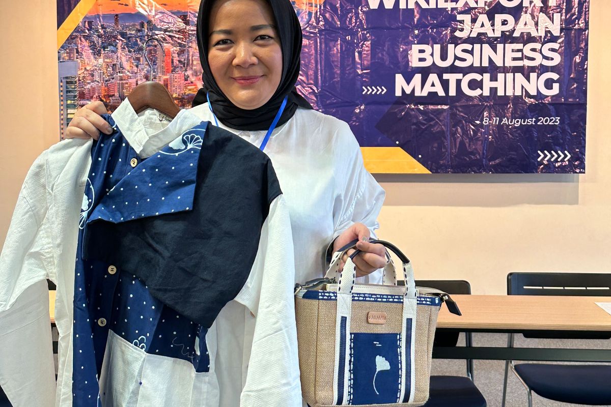 Dian Nutri Justitia, pendiri Shiroshima Indonesia, yang menghadirkan produk batik bermotif pertanian. 