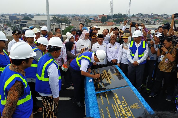 Gubernur DKI Jakarta Anies Baswedan (menunduk) menandatangani prasasti peresmian Flyover Rawapanjang dan Cipendawa di Kota Bekasi yang dibangun dengan dana hibah Pemprov DKI Jakarta, Jumat (31/1/2020).