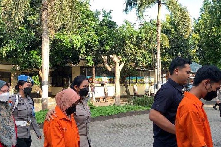 Para tersangka pembunuhan. Penyebab kematian Brigadir Esco adalah akibat benturan benda tumpul di bagian belakang kepala yang hingga kini masih dicari polisi.