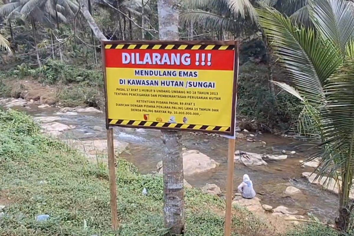 Papan larangan mendulang emas terpasang di sisi sungai, Desa Keboireng Kecamatan Besuki Kabupaten Tulungagung Jawa Timur, Sabtu (7/6/2025).
