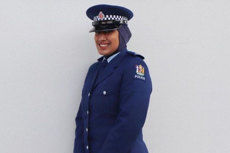 Petugas Polisi Selandia Baru Zeena Ali yang tampil mengenakan hijab di seragamnya.