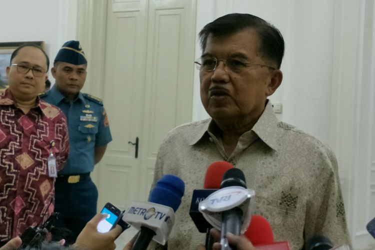 Wakil Presiden RI Jusuf Kalla ketika memberikan keterangan pers di Istana Wakil Presiden RI, Jakarta, Kamis (21/6/2018). 