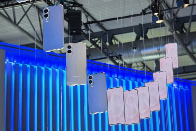 HP tipis Samsung Galaxy Edge dipajang di MWC 2025 Barcelona.