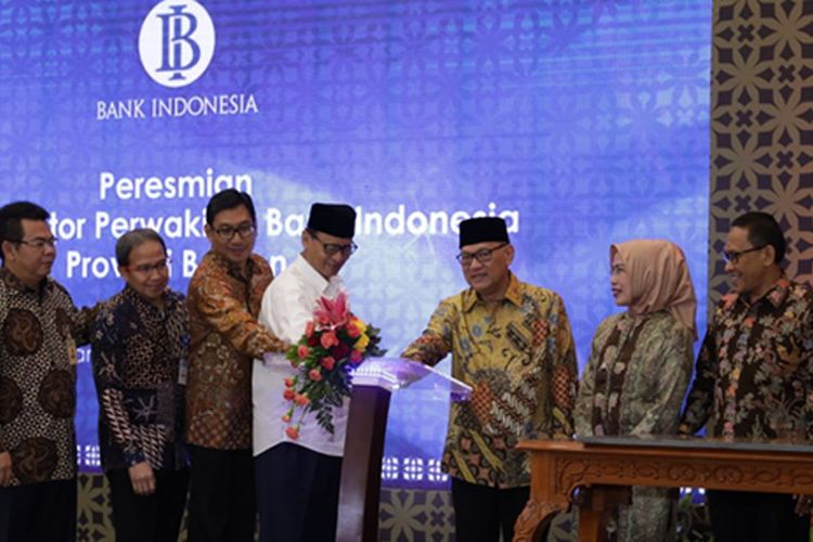 Gubernur BI Agus D.W. Martowardojo dan Gubernur Banten Wahidin Halim menekan tombol Peresmian KPw Bank Indonesia di Banten dengan disaksikan sejumlah pimpinan BI dan Pimpinan Daerah di Banten.