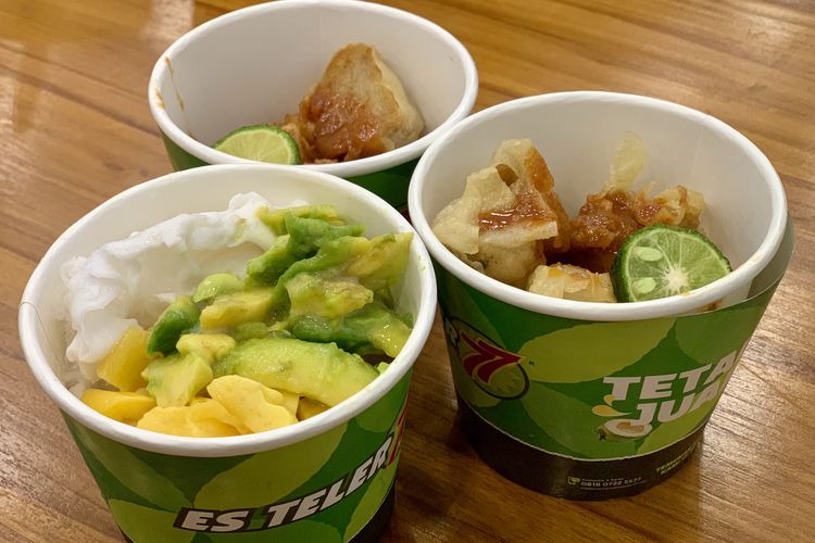 Aneka menu makanan Es Teler 77 di Pameran Nusa Pangan 2025, ICE BSD, Tangerang, Banten, Rabu (15/10/2025). Es Teler 77 akan mempromosikan menu andalannya pada awal Desember 2025 mendatang lewat festival kuliner Flavors Live di kota Sydney dan Melbourne.