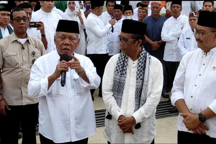Menteri PUPR Basuki Hadimuljono dan Menkopolhukam Mahfud MD saat menghadiri Nuzulul Quran di IKN