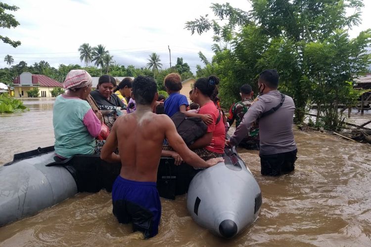 Warga yang terkena dampak banjir di Kecamatan Kao Barat, Kabupaten Halmahera Utara, Maluku Utara dievakuasi oleh tim Basarnas Pos Tobelo bersama TNI dan Polres Halmahera Utara pada Sabtu (16/01/2021). Foto: Basarnas Ternate