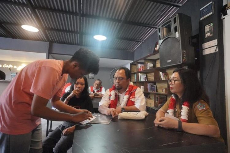 Executive General Manager Pertamina Patra Niaga Regional Sulawesi Erwin Dwiyanto memesan makanan dan minuman dengan bahasa isyarat di Cue Cafe dan Gallery Kaleb
