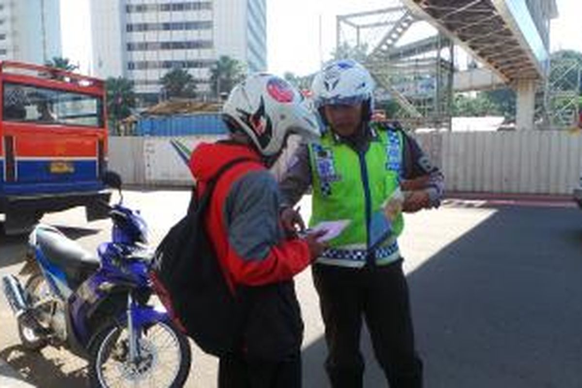 Sepeda motor ditilang kerena memasuki Jalan MH Thamrin, Jakarta Pusat. Rabu (18/3/2015).