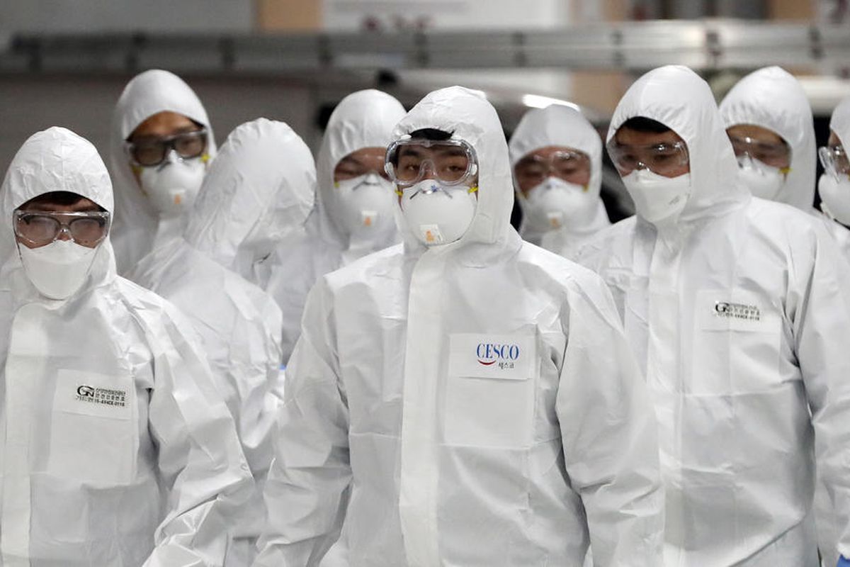 epa08200038 Workers from a disinfection service company enter Lotte Department Store in central Seoul, South Korea, 07 February 2020, after it was temporarily closed for a cleanup following a recent visit there by a patient diagnosed with the new coronavirus.  EPA-EFE/YONHAP SOUTH KOREA OUT