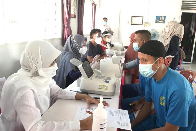 Sebanyak 425 Warga Binaan dan Petugas Rumah Tahanan (Rutan) Kelas II Tanjungbalai Karimun jalani vaksinasi Covid-19.