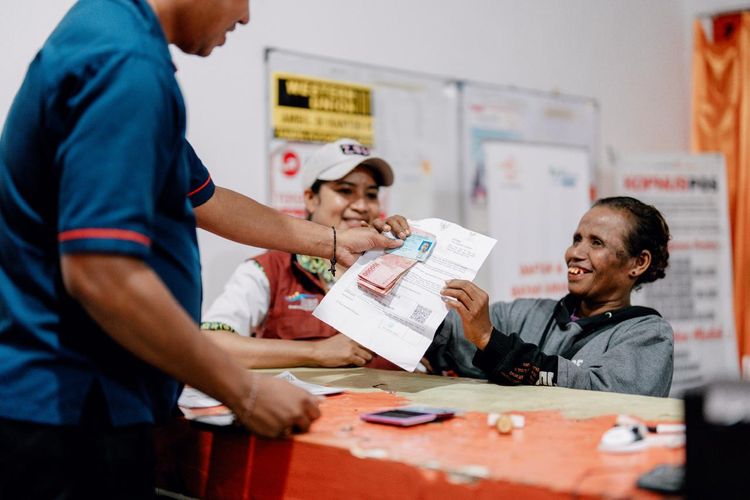 Kementerian Sosial menyalurkan bansos PKH dan sembako telah disalurkan secara bertahap kepada penerima manfaat pada bulan Ramadhan 2026.