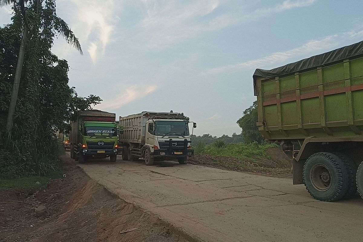 Sejumlah kendaraan truk angkutan tambang sedang melintasi jalan umum yang membentang di empat wilayah seperti Kecamatan Rumpin, Parung, Gunung Sindur, hingga Parungpanjang, Kabupaten Bogor, Jawa Barat.
