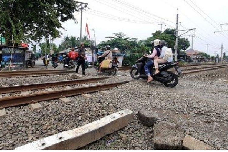 Pelintasan sebidang di Jalan Yapink Putra, Desa Mekarsari, Tambun Selatan, Kabupaten Bekasi. 