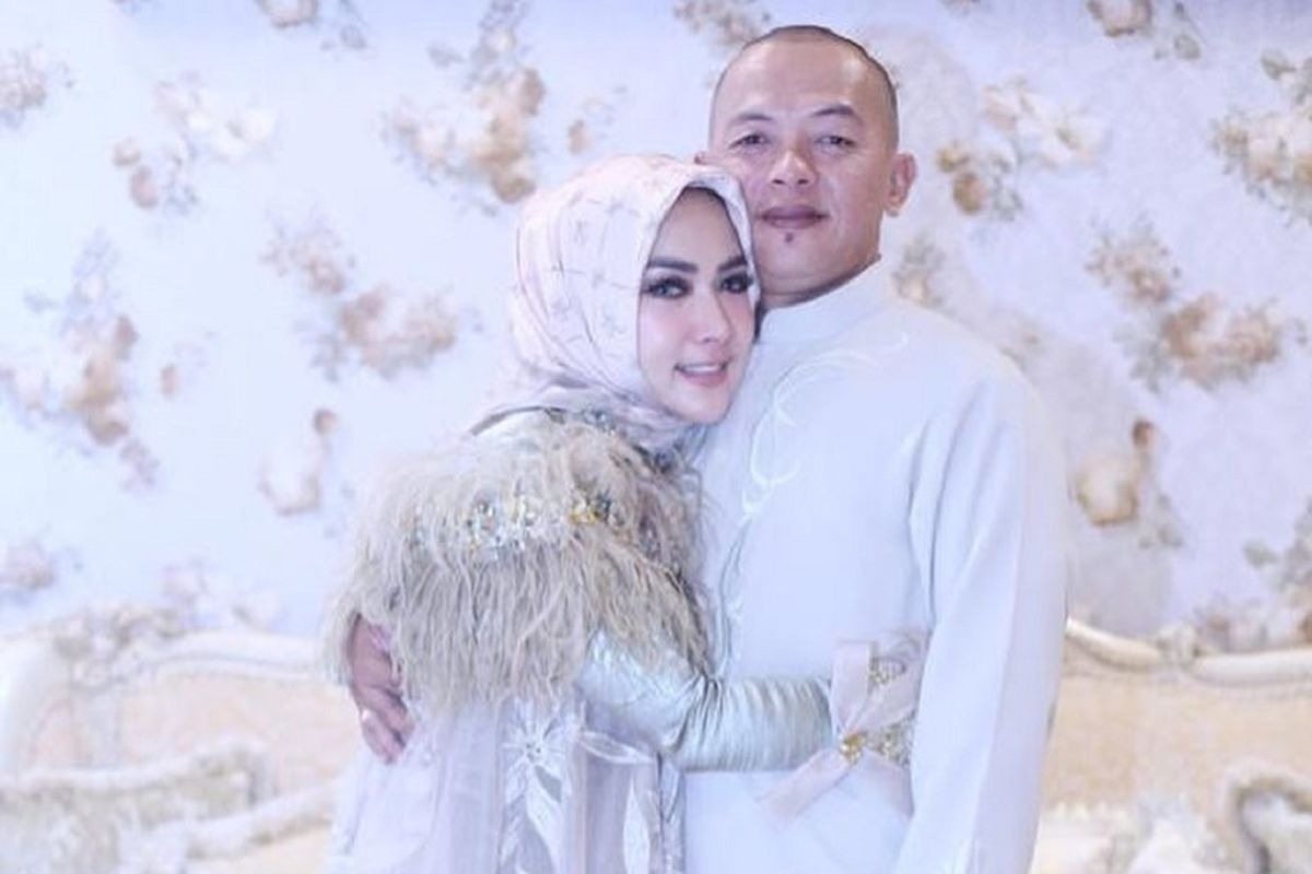 Syahrini dan kakak sulungnya, Ridwan Zaelani. Melalui Instagram, Syahrini mengabarkan bahwa Ridwan meninggal dunia pada Selasa (25/9/2018).