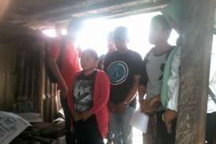 Yusniar bersama tim kuasa hukum dan pendukungnya menggelar konfrensi pers di kolom rumahnya yang telah di rusak massa anggota DPRD Jeneponto, Sudirman Sijaya, Kamis (24/11/2016).