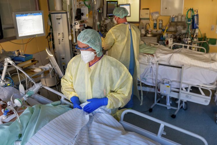 Perawat perawatan intensif merawat pasien yang sakit parah dengan penyakit Covid-19 di unit perawatan intensif Corona di Rumah Sakit Universitas di Halle/Saale pada Senin, 22 November 2021. 