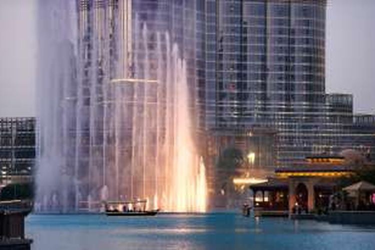 Dubai Fountain adalah pertunjukan air mancur yang dilengkapi musik dan pencahayaan. 
