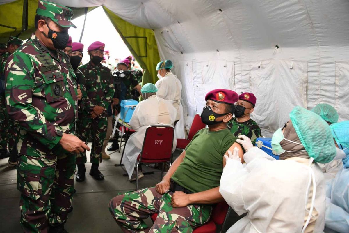Kepala Staf Angkata Laut (KSAL) Laksamana TNI Yudo Margono meninjau langsung serbuan vaksinasi Covid-19 di jajaran Korps Marinir di Lapangan Apel Brigif 1 Marinir, Kesatrian Marinir Hartono, Cilandak, Jakarta, Senin (29/3/2021).