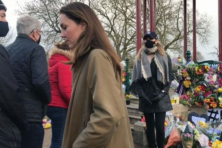 Kate Middleton hadir mengenakan pakaian casual tanpa masker di pemakaman Sarah Everard pada Sabtu (13/3/2021).