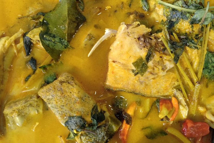 Ikan kuah kuning yang selalu jadi primadona kuliner khas Papua, biasanya dimakan dengan papeda