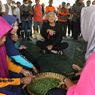 Tinjau Banjir Kudus, Ganjar Bagikan Mainan pada Anak-anak hingga Bersenda Gurau Bersama Lansia