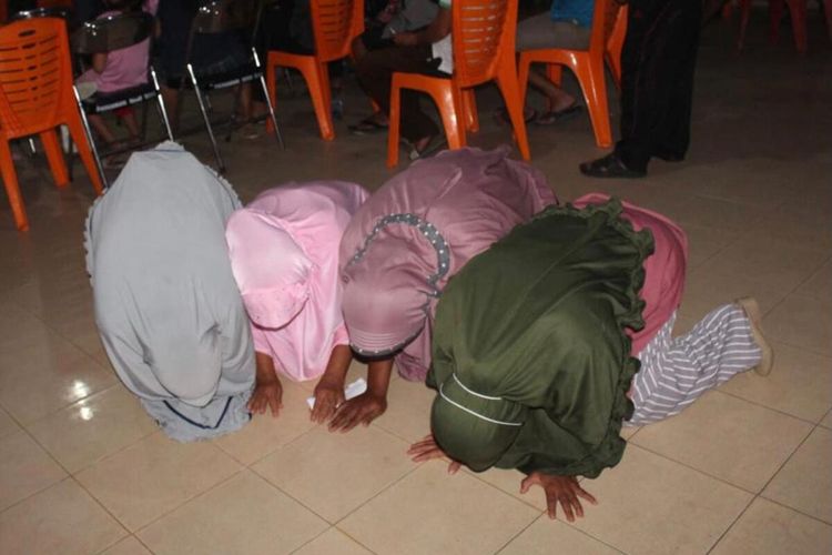 Petani koperasi Kopsa-M sujud syukur mendapatkan bantuan dana dari PTPN V, setelah hampir tiga bulan tak dapat gaji dari koperasi di Kecamatan Siak Hulu, Kabupaten Kampar, Riau, Kamis (4/11/2021).