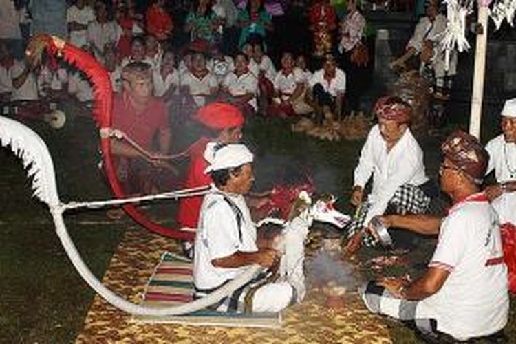 Tari Sanghyang Jaran dari Sekaa Once Srawa dari Desa Jungut Batu, Nusa Penida, pada Festival Semarapura, Kabupaten Klungkung, Bali, April 2015 lalu.