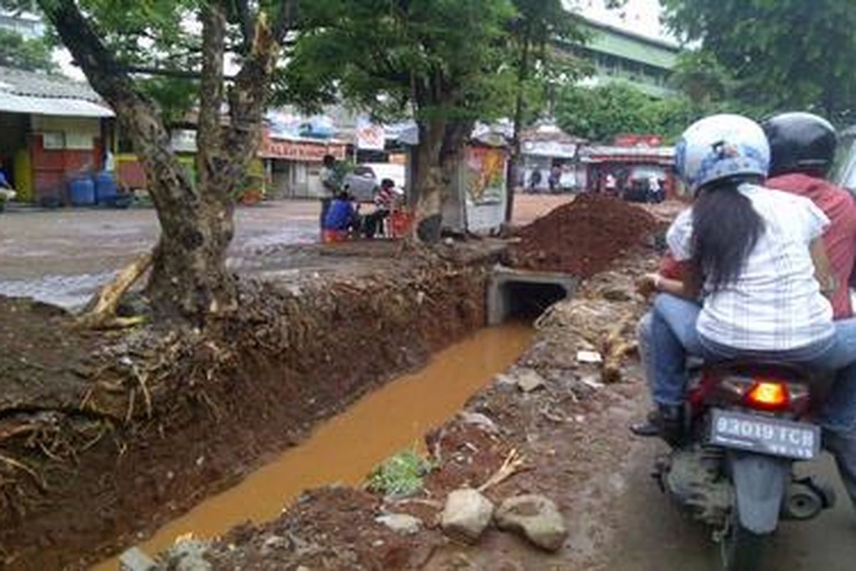 Sepeda motor dan mobil antre berdesakkan di ruas jalan di belakang Gedung MPR/DPR, Rabu (26/10/2011),  karena proyek galian gorong-gorong yang sembarangan.