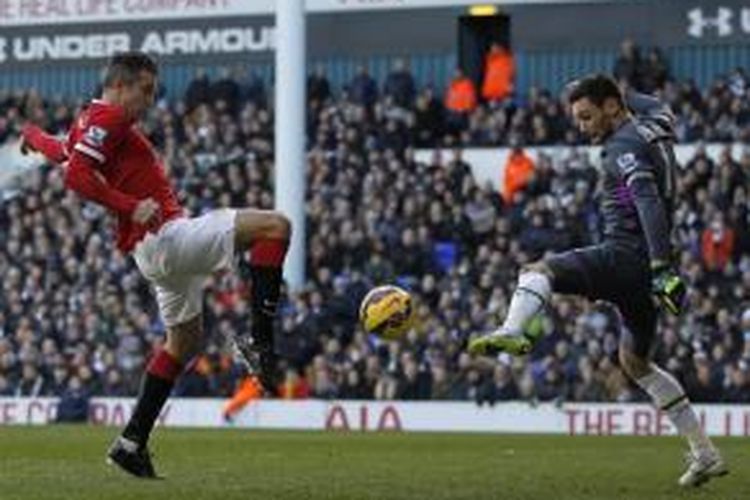 Kiper Tottenham Hotspur, Hugo Lloris (kanan), menggagalkan peluang emas striker Manchester United, Robin van Persie (kiri), pada laga Premier League di White Hart Lane, London, Minggu (28/12/2014).