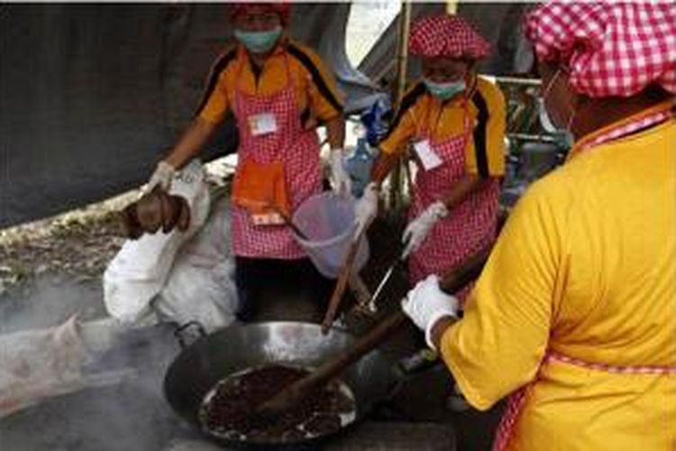 Festival Teluk Amurang yang digelar di Kabupaten Minahasa Selatan, Sulawesi Utara diisi pula dengan goyang dodol bersama.