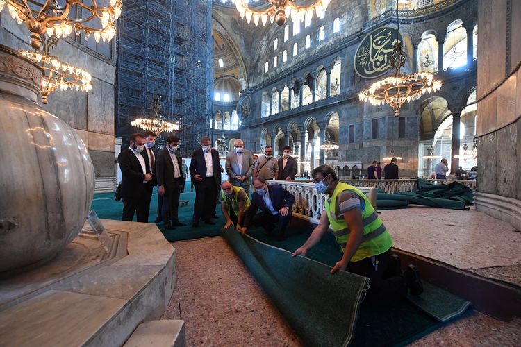 Kepala Direktorat Bidang Keagamaan Turki, Ali Erbas, ketika mengunjungi Hagia Sophia (Ayasofya-i Kebir Camii) dan memerhatikan para pekerja menggelar karpet di Istanbul, Turki, pada 22 Juli 2020.