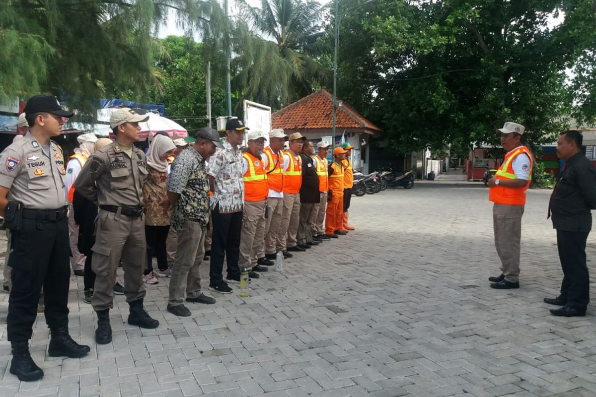 Sudin LH Kepulauan Seribu menggelar apel sebelum melakukan OTT di Pulau Tidung, Kamis (21/1/2019).