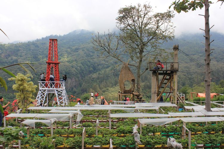 Ilustrasi spot foto miniatur menara Eiffel di Sendi Adventure Park, Pacet, Mojokerto.