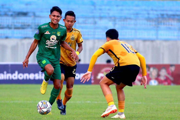 Pemain Persebaya Surabaya Marselino Ferdinan dijaga ketat pemain Bhayangkara FC saat pertandingan pekan ke-20 Liga 1 2022-2023 yang berakhir dengan skor 2-1 di Stadion Gelora Joko Samudro Gresik, Senin (23/1/2023) sore.