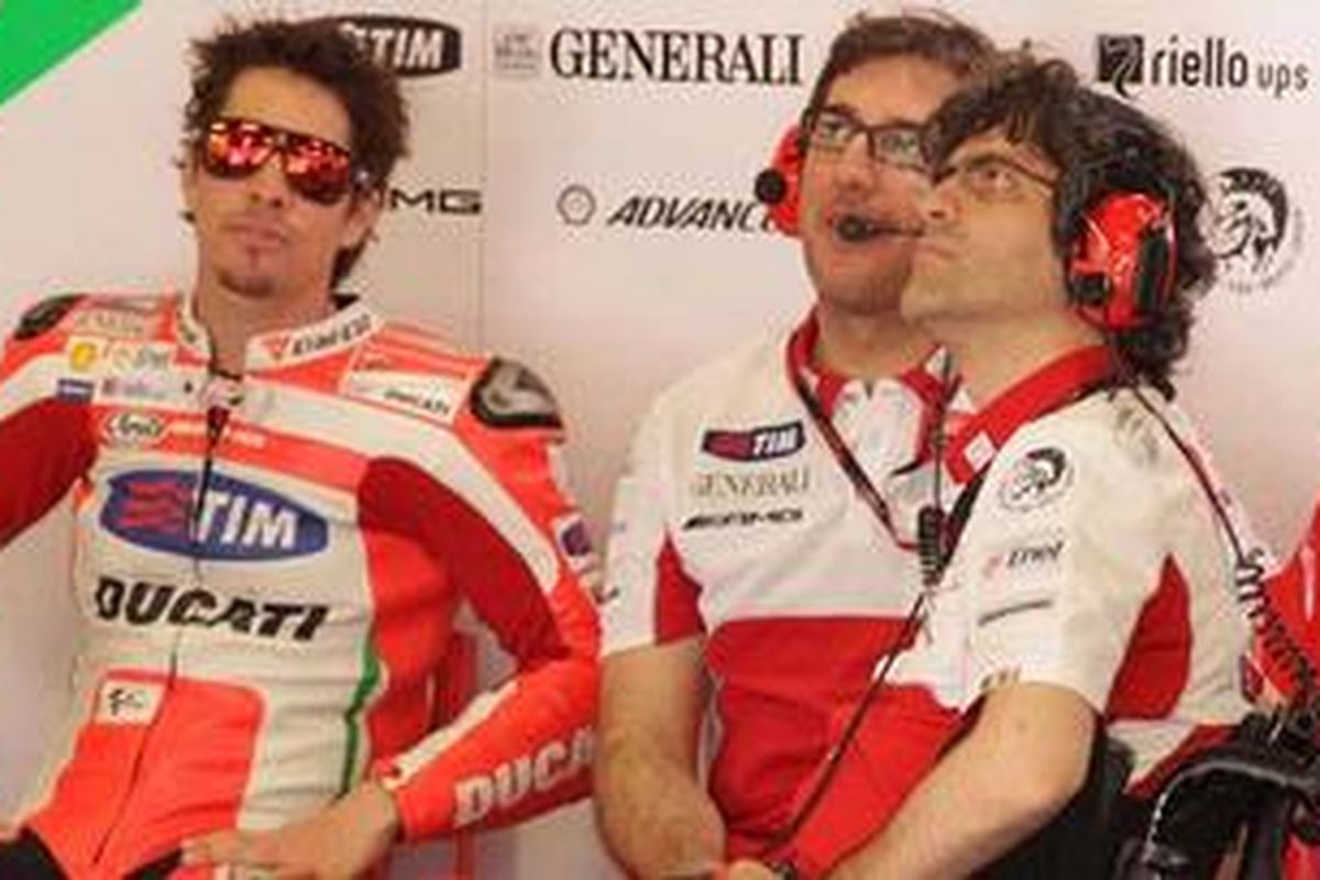 Pebalap Ducati, Nicky Hayden (kiri), bersama Filippo Preziosi (kanan), pada MotoGP musim 2012.