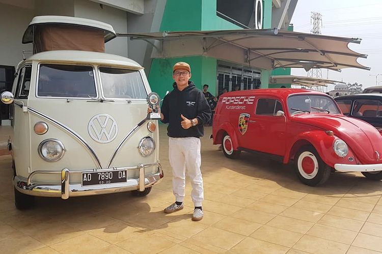 Wahyu Pamungkas (Yudi) pemilik Yumos Garage berpose bersama VW hasil kreasinya.