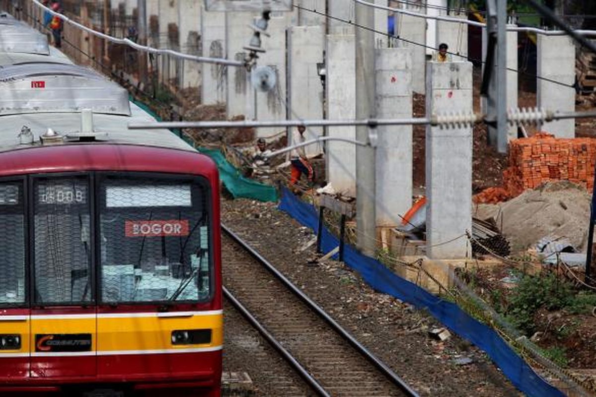 Sebuah Kereta Rel Listrik (KRL) melaju di samping lokasi pembangunan Stasiun Sudirman Baru di Jakarta, Rabu (23/11/2016). Stasiun yang terintergrasi dengan stasiun MRT itu hanya akan melayani penumpang dari Stasiun Manggarai menuju bandara Soekarno Hatta melewati Stasiun Sudirman Baru, Duri, dan Batu Ceper sebagai stasiun pemberhentian dan diperkirakan selesai pada akhir 2016 mendatang.