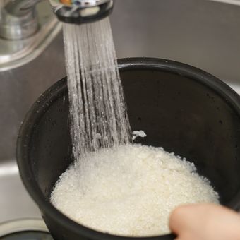 Ilustrasi mencuci beras. Air cucian beras dapat dimanfaatkan sebagai bahan pembuatan pupuk. 