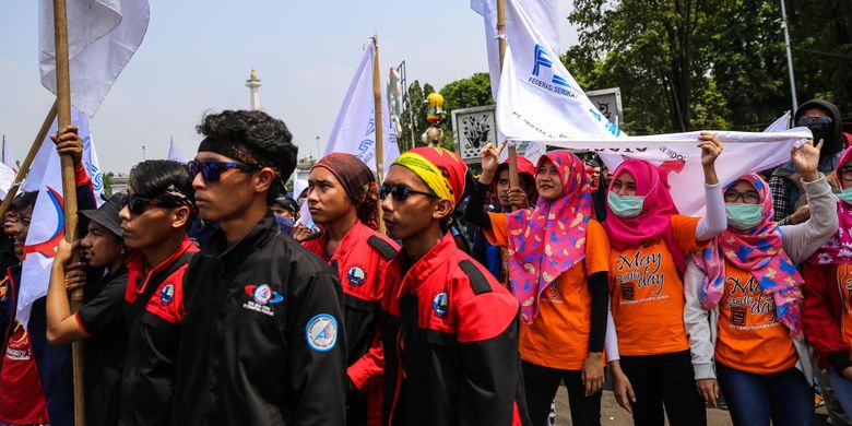 Buruh melakukan aksi unjuk rasa di depan Istana Negara, Jakarta Pusat, Sabtu (7/10/2017). Aksi unjuk rasa tersebut untuk memperingati hari kerja layak internasional dan menuntut kenaikan upah kerja yang layak bagi kaum buruh di Indonesia.