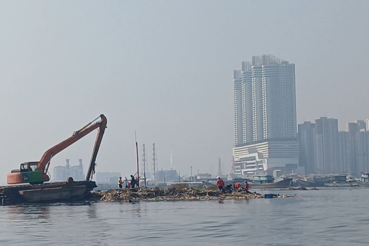 Nelayan Muara Angke Jakut Minta Pemerintah Rutin Keruk Muara Kali Adem
